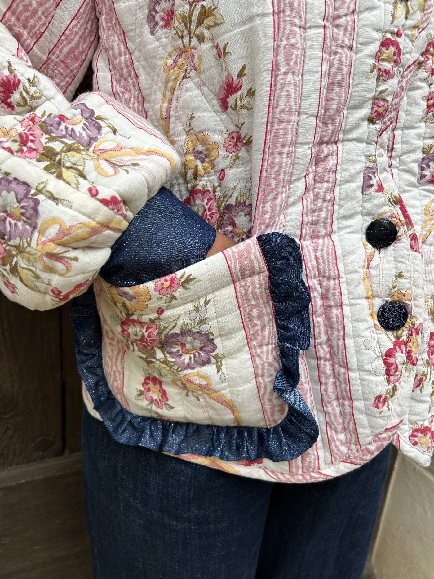 CLEMENTINE TWO - VESTE MATELASSéE UPCYCLING COUVERTURE MANCHES BALLONS DETAIL FROUFROUS JEANS