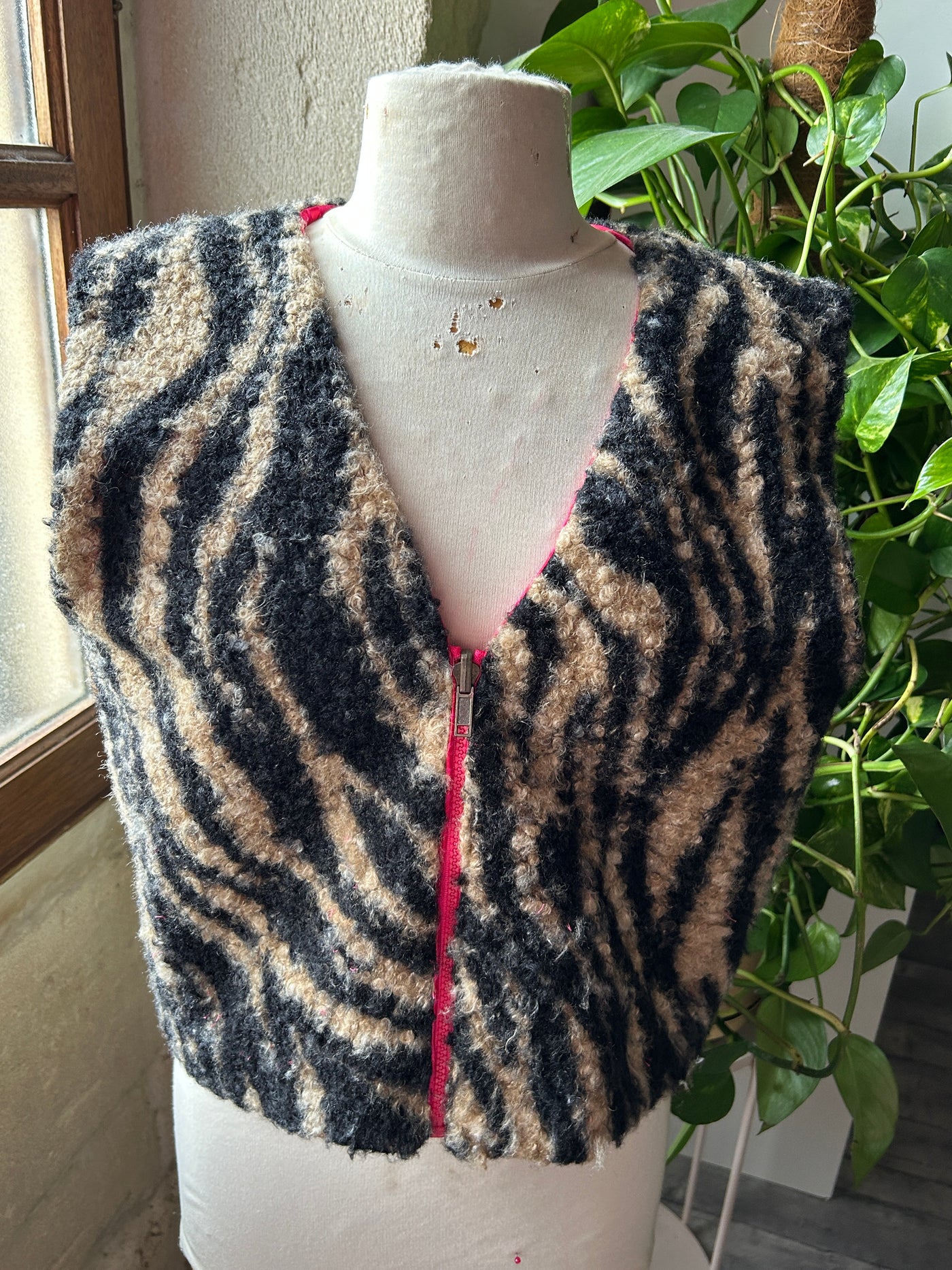 KIM ONE - GILET SANS MANCHES ZEBRE zip BLOUCLé BORDURE ET INTERIEUR ROSE