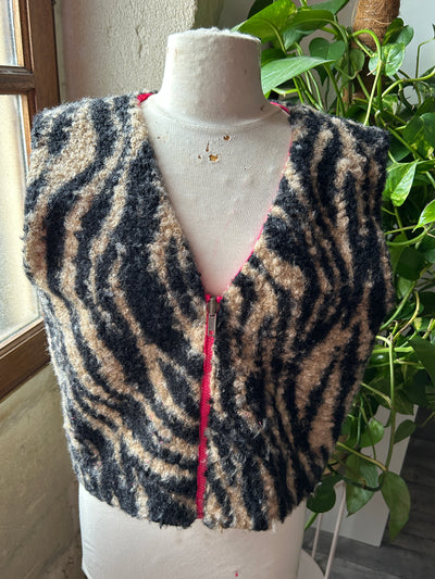 KIM ONE - GILET SANS MANCHES ZEBRE zip BLOUCLé BORDURE ET INTERIEUR ROSE