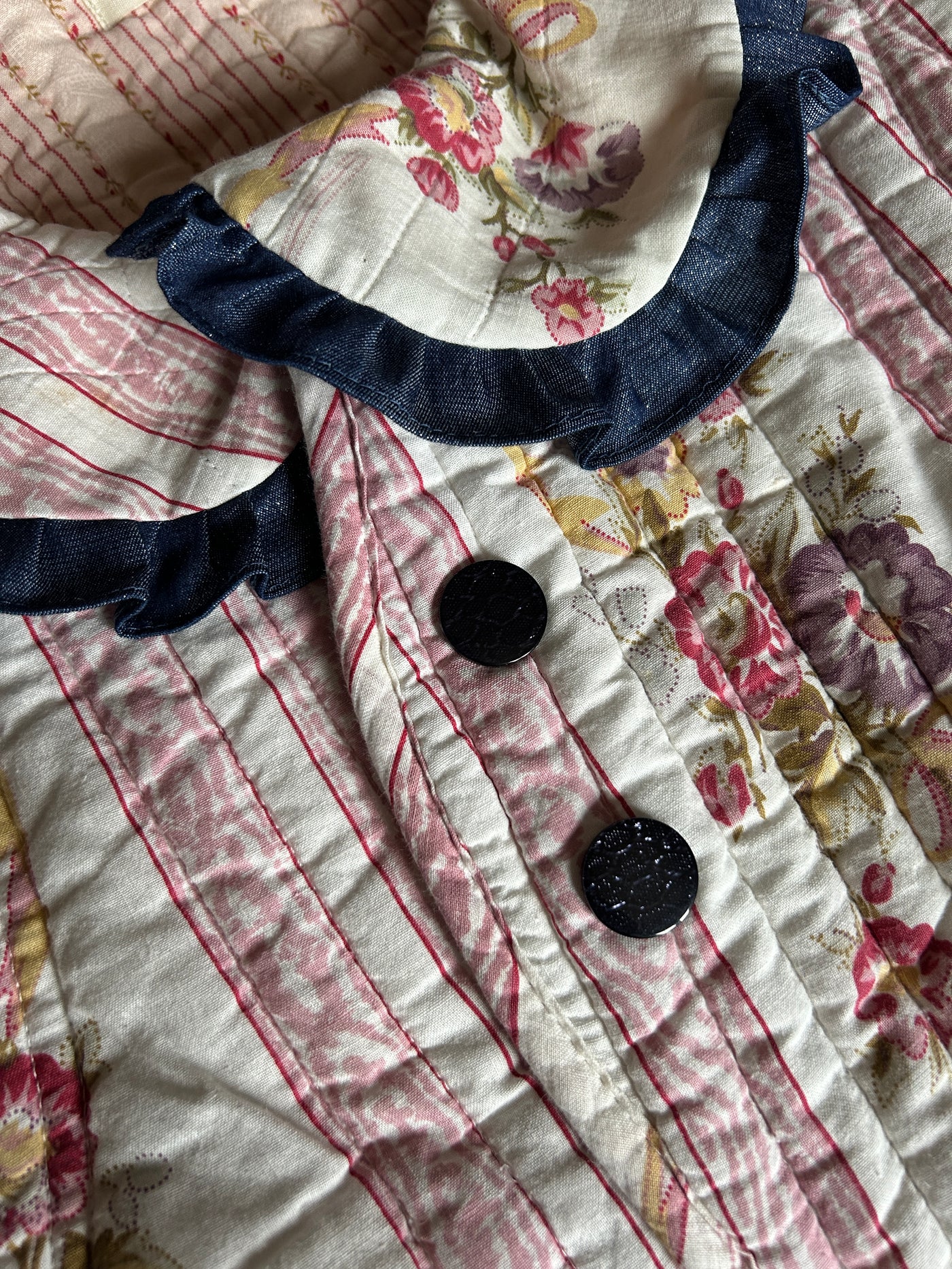 CLEMENTINE TWO - VESTE MATELASSéE UPCYCLING COUVERTURE MANCHES BALLONS DETAIL FROUFROUS JEANS