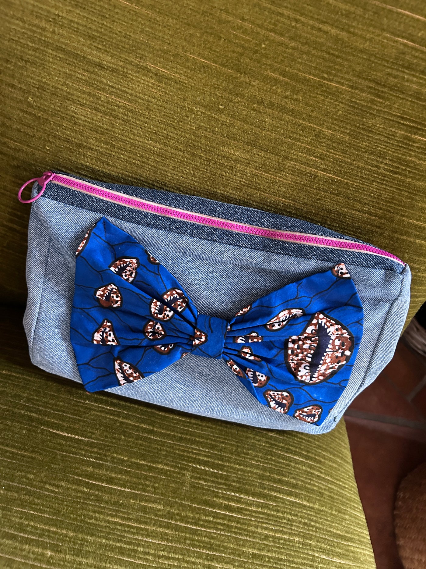 TROUSSE UPCYCLEE JEANS ET NOEUD WAX